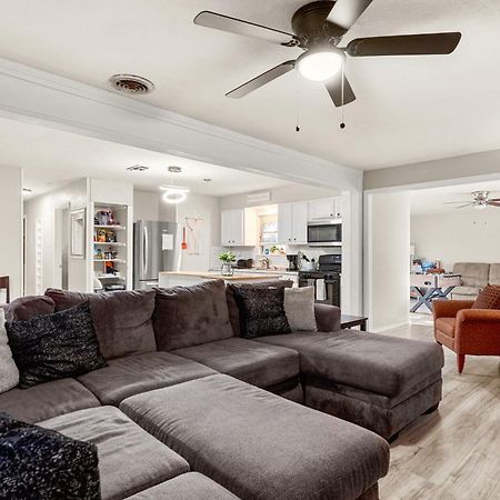 Cozy 3 Bedroom With Hot Tub 2 Min Away From Lackland ซานอันโตนิโอ ภายนอก รูปภาพ