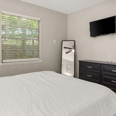 Cozy 3 Bedroom With Hot Tub 2 Min Away From Lackland ซานอันโตนิโอ ภายนอก รูปภาพ