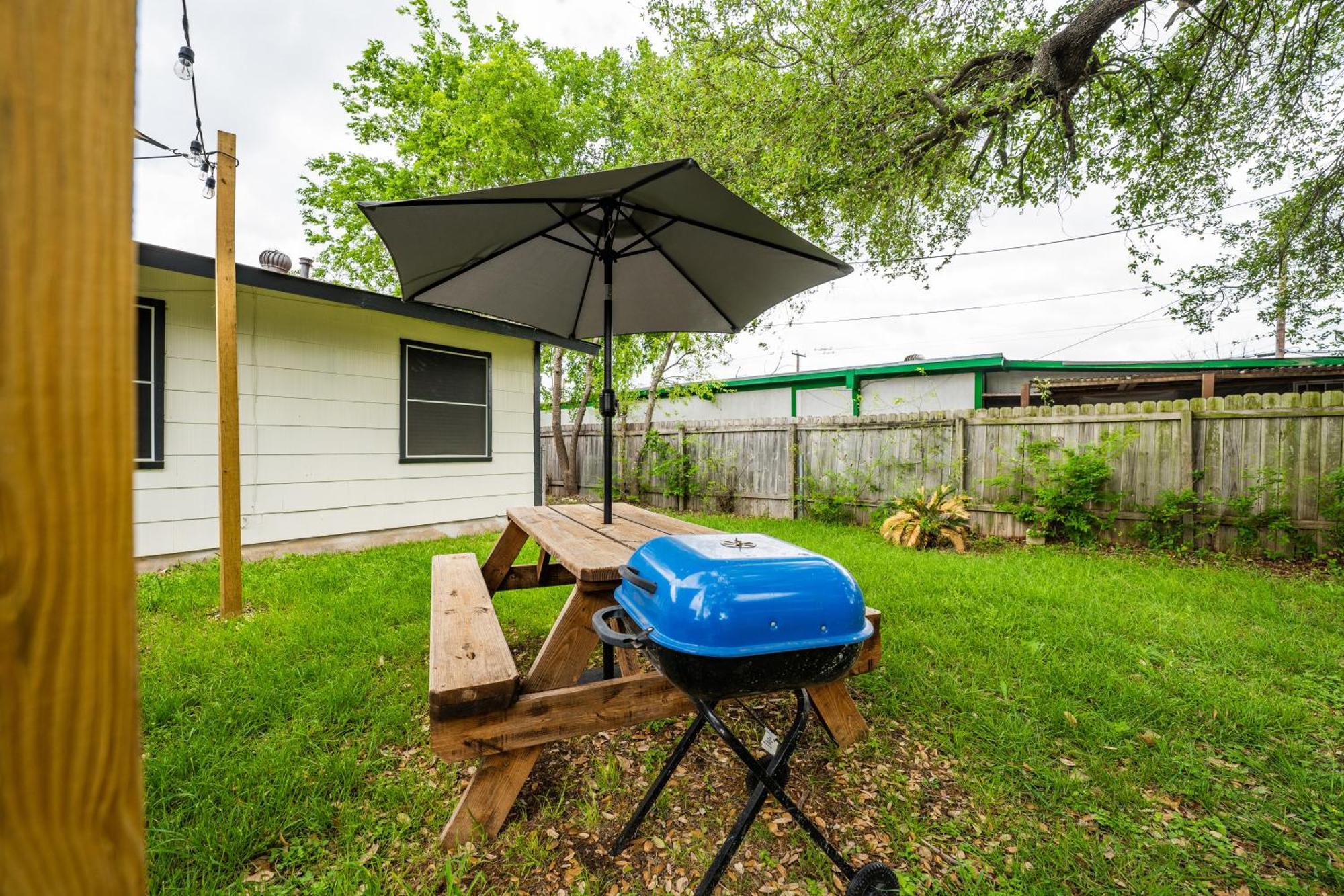 Cozy 3 Bedroom With Hot Tub 2 Min Away From Lackland ซานอันโตนิโอ ภายนอก รูปภาพ