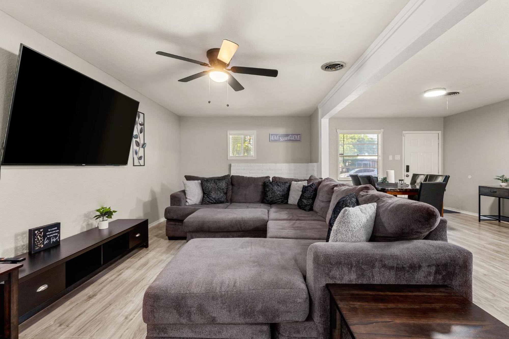 Cozy 3 Bedroom With Hot Tub 2 Min Away From Lackland ซานอันโตนิโอ ภายนอก รูปภาพ