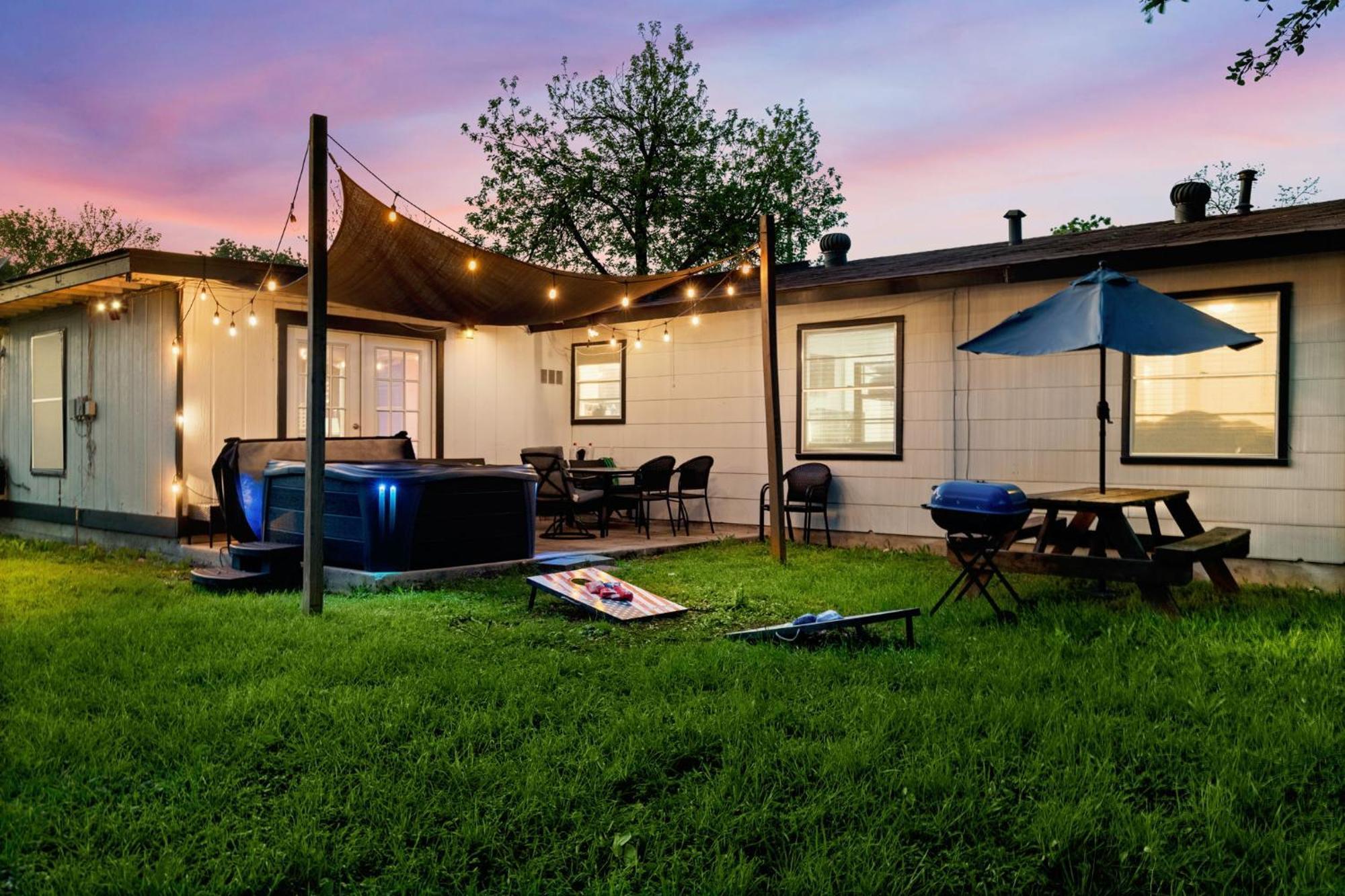Cozy 3 Bedroom With Hot Tub 2 Min Away From Lackland ซานอันโตนิโอ ภายนอก รูปภาพ